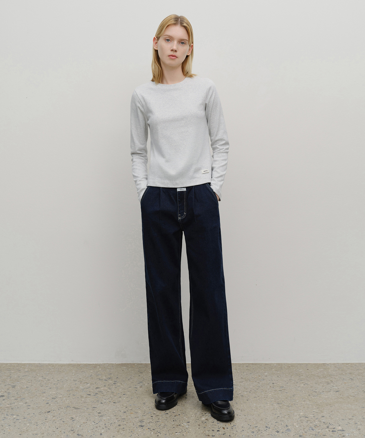 W LOW-WAIST TUCK WIDE DENIM PANTS dark blue - MARITHÉ+