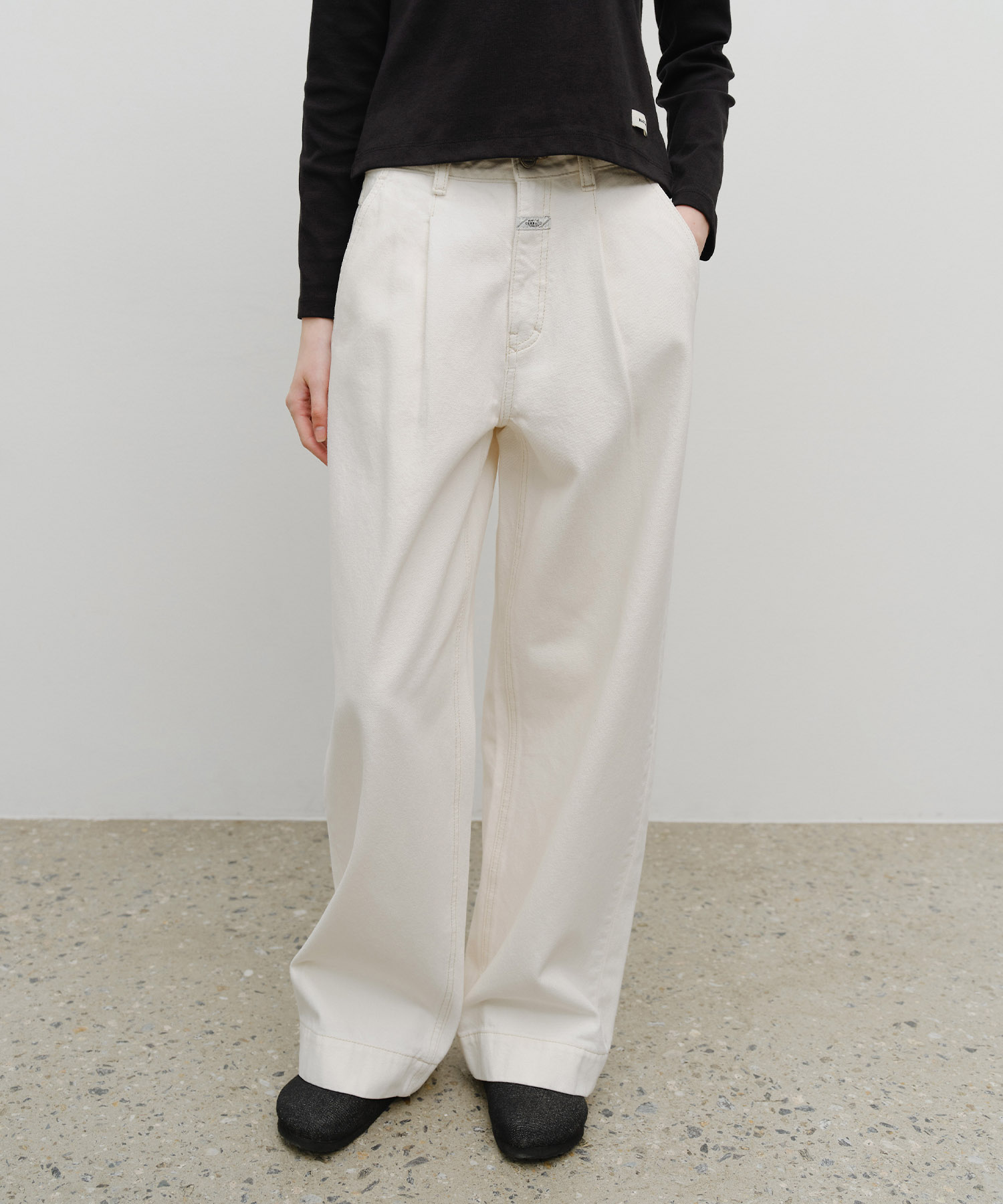 W LOW-WAIST TUCK WIDE DENIM PANTS ecru - MARITHÉ+FRANҪOIS