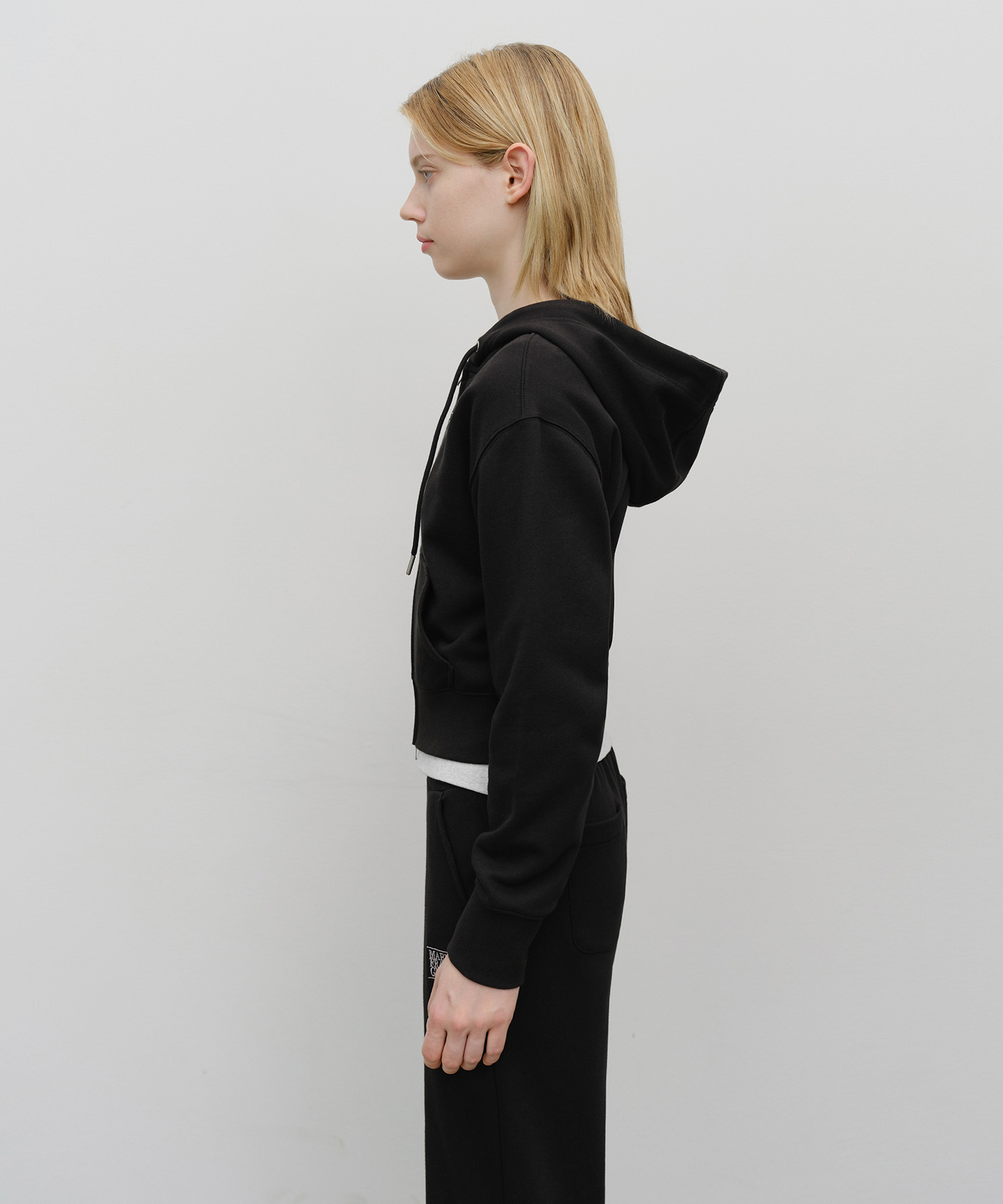 W EMBROIDERY CLASSIC LOGO CROP HOODIE ZIPUP black - MARITHÉ+