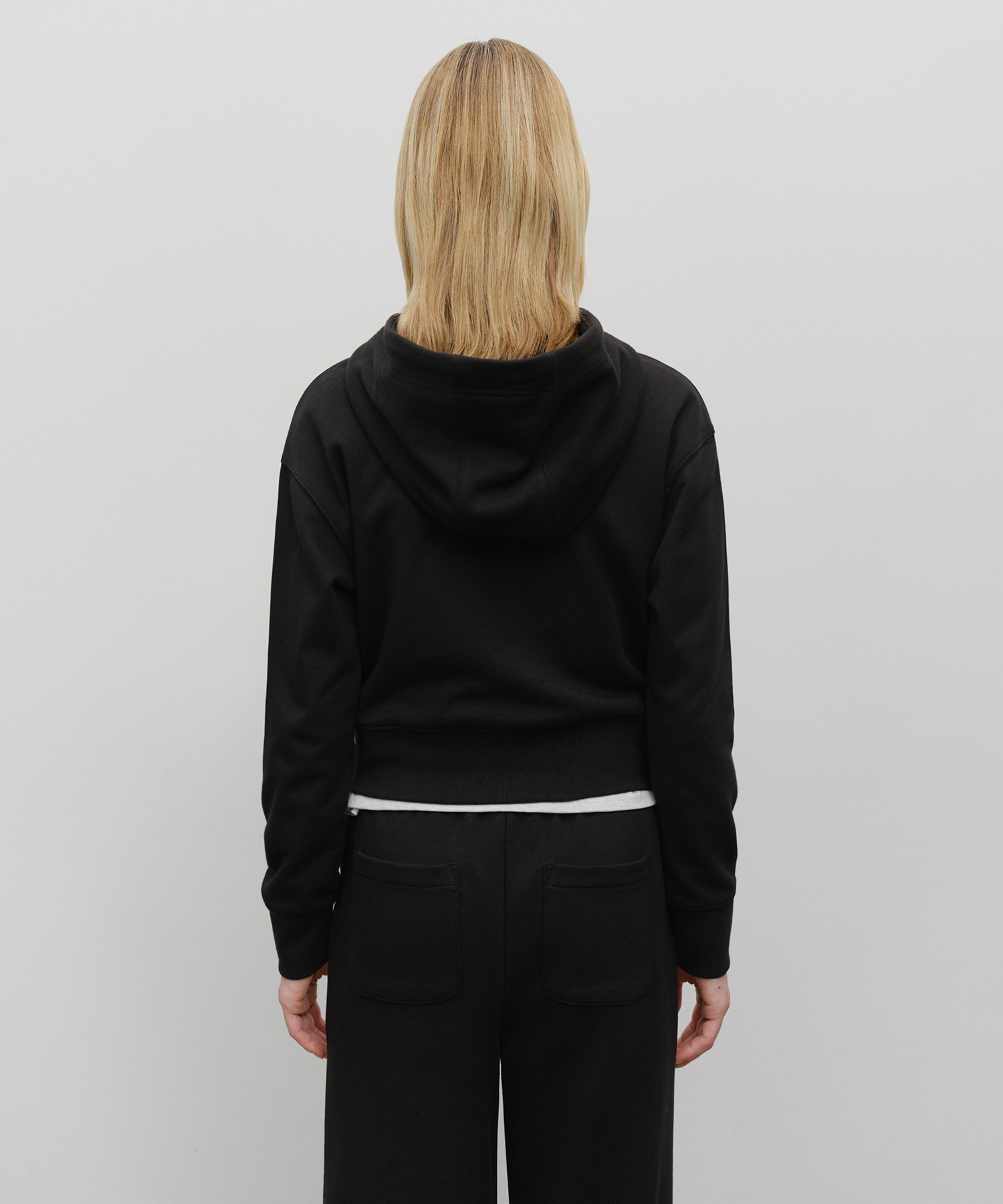 W EMBROIDERY CLASSIC LOGO CROP HOODIE ZIPUP black - MARITHÉ+