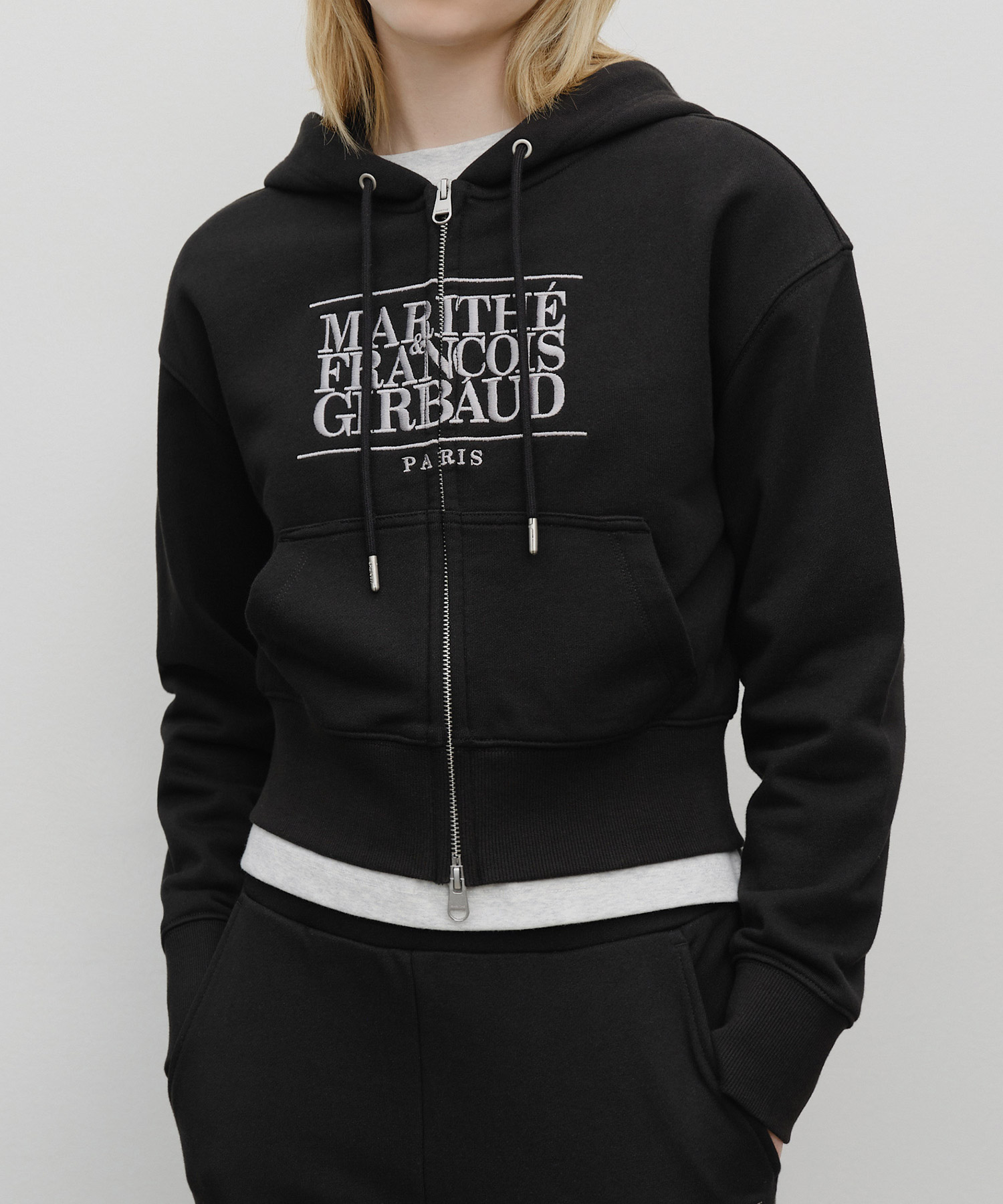 W EMBROIDERY CLASSIC LOGO CROP HOODIE ZIPUP black - MARITHÉ+