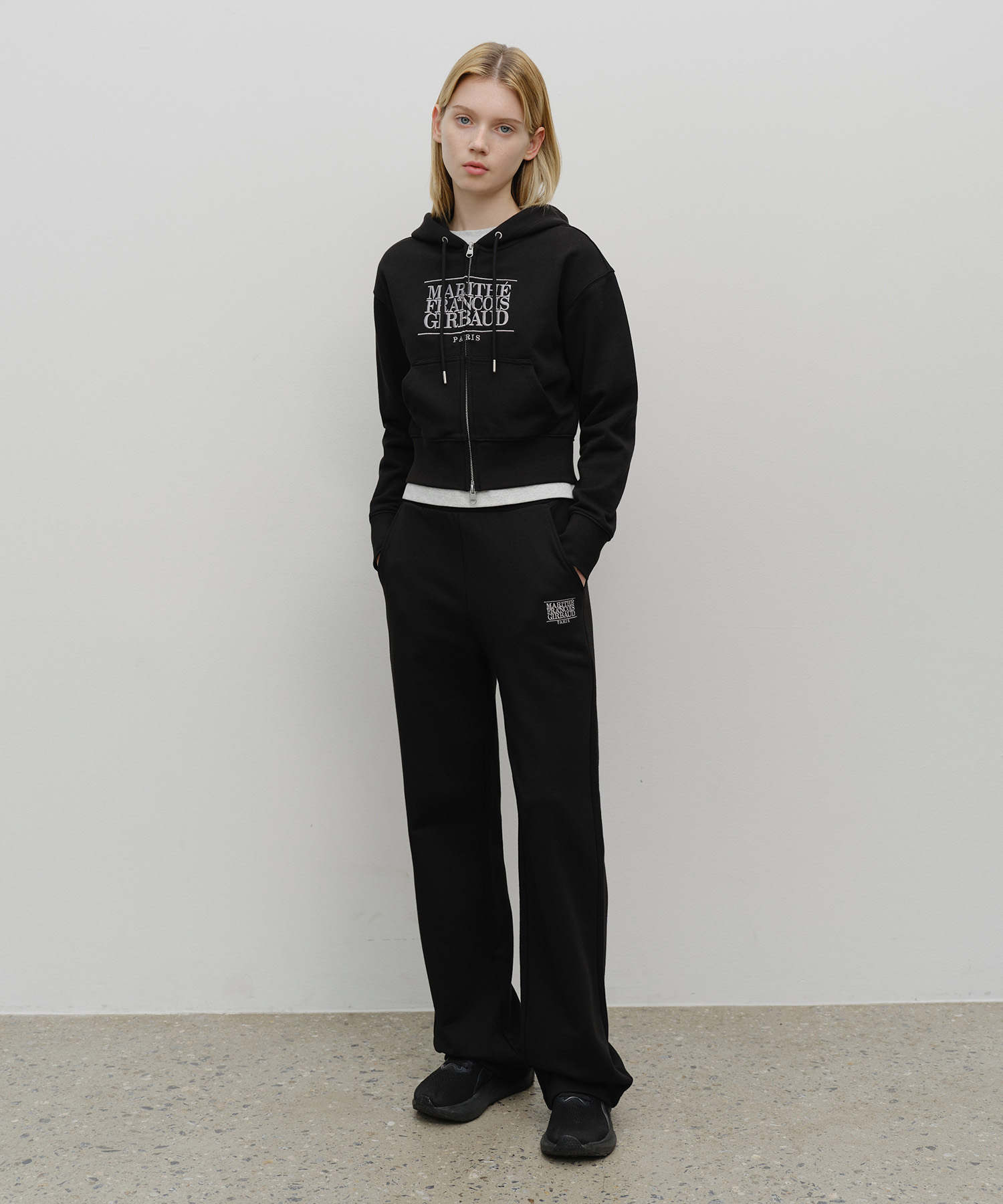 W EMBROIDERY CLASSIC LOGO CROP HOODIE ZIPUP black - MARITHÉ+