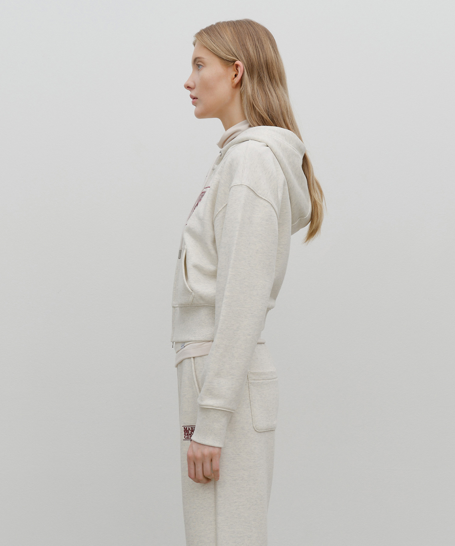W EMBROIDERY CLASSIC LOGO CROP HOODIE ZIPUP oatmeal - MARITHÉ+